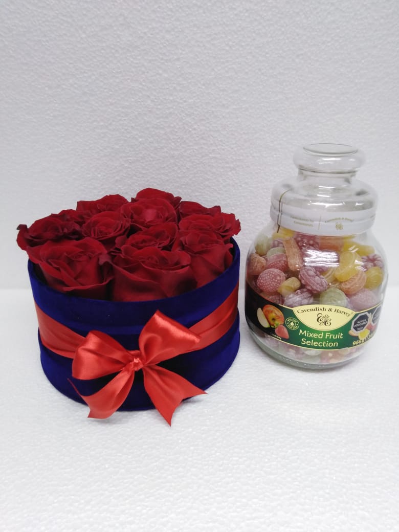 12 Rosas en Caja Redonda y Caramelos Mix de 900 Gramos 